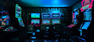 IM电竞热门电竞赛事英雄联盟与王者荣耀对战画面